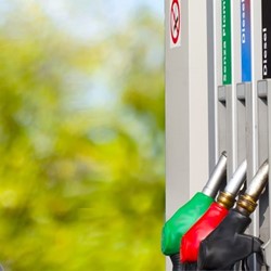 Nieuwe labels aan de pomp: wat doet je verzekering als je verkeerd tankt?